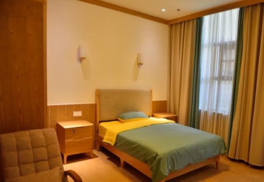 成都附近有医院的养老机构列举几家？