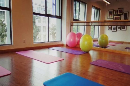 昆明协助老人吃饭散步的养老机构——云间旅居养生公寓?